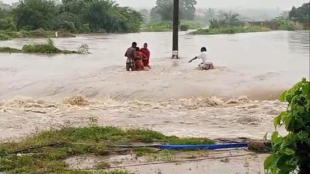 Obom-Odunkwa bridge flooded residents stranded