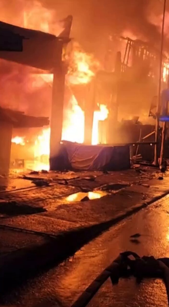 Fire Engulfs Makola Near Central Police Station, Multiple Fire Units Respond