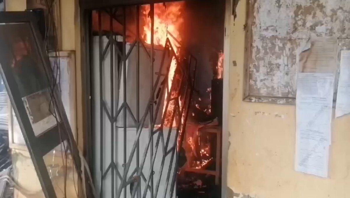 Fire Engulfs Sunyani Magistrate Court 'B' as Firefighters Battle Blaze